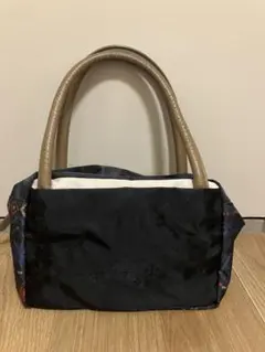 russet柄入り黒いジッパー付きハンドバッグ