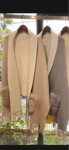 イシカワラボ　ポケットファーポンチョ　ベージュ