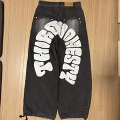 プリント入り黒ワイドデニムパンツ