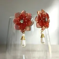 SALE⭐︎ ハンドメイド　レジンピアス　朱色とゴールド八重の花