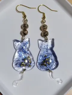 猫レジンピアス 青ラメ 　ネコ　イヤリング変更可能