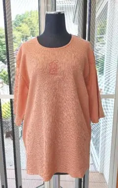 オレンジの刺繍入りゆったりトップス