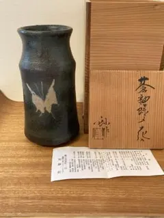 加藤釥　白地金彩蝶文花入 加藤釥 白地金彩蝶文花入 - メルカリ