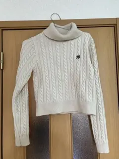 ケーブル編み タートルネック セーター