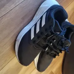 adidasのブラックスニーカー　cloudfoam