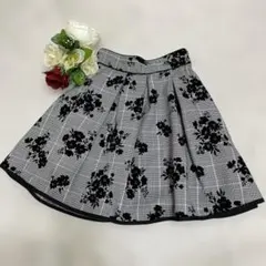 evelynフレアスカート 白黒チェック 花柄