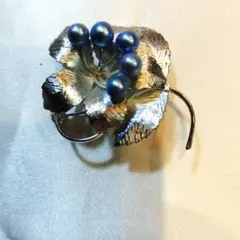 花デザイン ブローチ 青いパール
