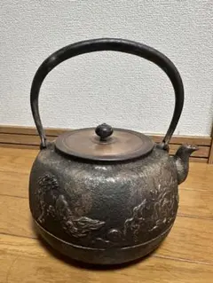 長文堂 唐獅子牡丹文 平丸鉄瓶 銅蓋付き