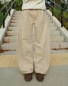 ベージュ ワイドパンツ プリーツ入り