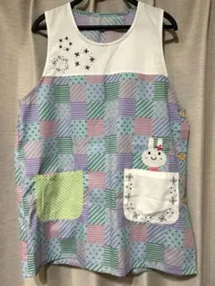 ウサギ刺繍付きパステルエプロン　保育士エプロン