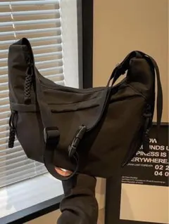 斜めがけバッグ 黒 ブラック 軽量 ショルダー 男女兼用 通勤 通学 旅行 便利