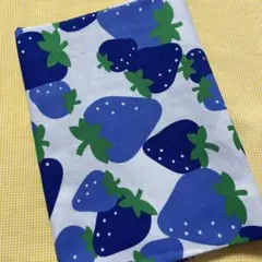 SALE品 生成地ブルー系苺いちご柄生地ハギレ
