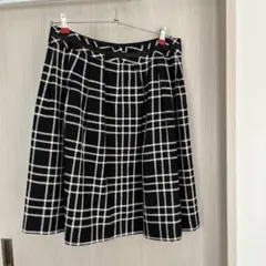 格子柄の黒白タックスカート