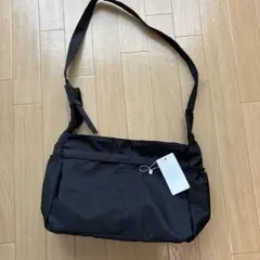 黒のナイロンショルダーバッグ