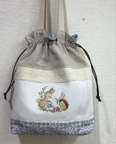ヴェロニクさんの刺繍つき&リバティフローティングフローラフリル巾着袋持ち手つき