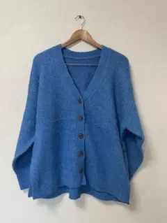 青いニットボタン付きカーディガン