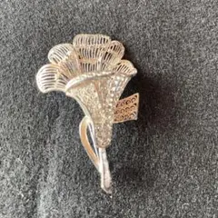 シルバー花びらブローチ