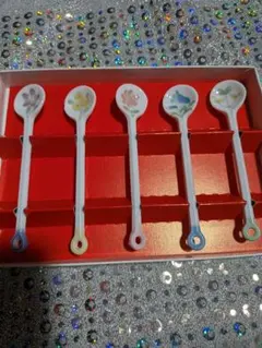 花柄の陶器のスプーン