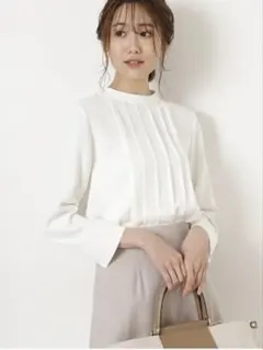 ★ナチュラルビューティーベーシック　フロントピンタックスタンドネックブラウス