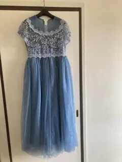 青い刺繍入りロングドレス