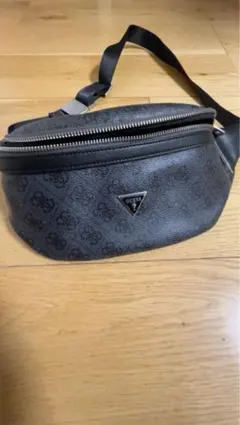完売品　入手不可　GUESS ボディバッグ ブラック
