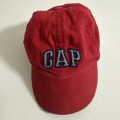 赤 GAP 刺繍ロゴ キャップ　少しの汚れ有り　ホームクリーニング済み　中古品のサムネイル