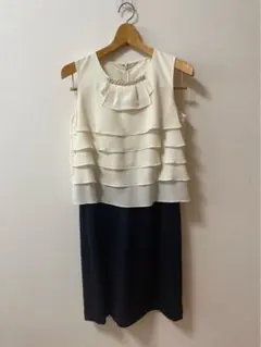 BEAMS HEART アイボリーとネイビーのフリルドレス