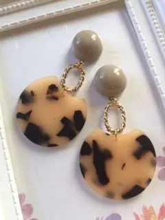 ベージュ☆べっ甲柄・変形丸型アクリルプレートとツイストリング