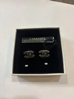 CHANEL CCロゴスタッドピアス