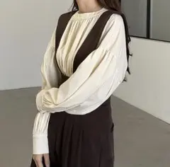 Louere 新品未使用　クリーム色 フリルネック バルーンスリーブブラウス