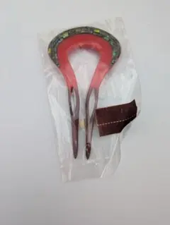 赤い装飾付きかんざし