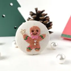 クリスマスジンジャーマンクッキー刺繍ブローチ　ハンドメイド　くるみボタン