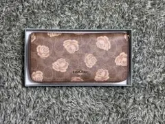 COACH（コーチ）のシグネチャー柄　ラウンドファスナー長財布