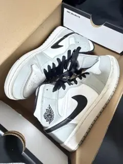 Air Jordan 1ライトスモークグレー