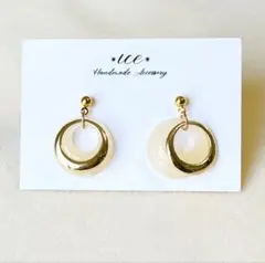 594★アイボリー×ゴールド　シンプル　小ぶり　ハンドメイド　ピアス　イヤリング