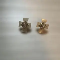 joujou ミニクロス型ホワイトシェルピアスのサムネイル