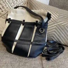 ショルダーバッグ 黒とアイボリー　巾着ショルダー　新品