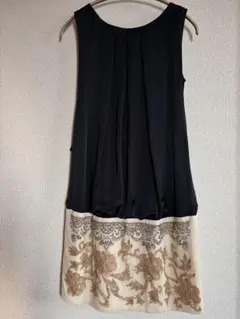 エレガントな黒とアイボリーのドレス