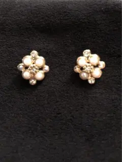 ◎ 3月中 4点おまとめで¥1000 パールとストーン装飾の花型ピアス