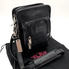 美品 トゥミ ショルダーバッグ トラベル オーガナイザー レザー ブラックのサムネイル