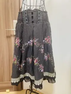 axes femme アクシーズファム　花柄刺繍フレアスカート 黒とストライプ