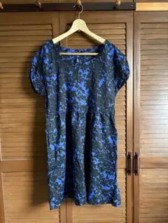 GAP 黒と青の花柄 半袖チュニック