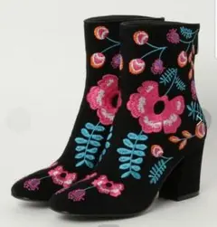 グレースコンチネンタル 刺繍花柄ブラックブーツ 中ヒール ショートブーツ