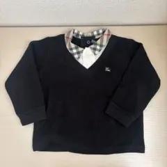 黒のVネックポロシャツ