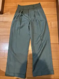 GUカジュアルパンツ　緑