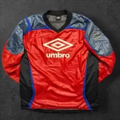 UMBRO アンブロ 赤色 ピステ ナイロンジャケット ゲームシャツ 中綿入