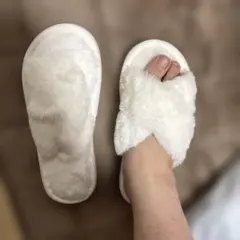 新品❣️値下げ❣️ホワイトファースリッパ❣️サイズは一応24センチくらいまで❣️