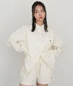 最終値下げ　RAY CASSIN 胸刺繍ルーズシャツ　アイボリー　レイカズンのサムネイル
