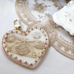 インド刺繍 ハートのキーホルダー／バッグチャーム　ビーズ刺繍　キラキラ