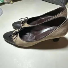 イタリア製 ベージュと黒のリボン付きシューズ